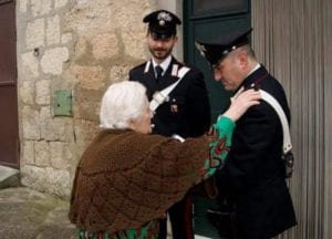 carabinieri con anziana truffata