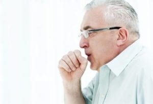 polmonite negli anziani: anziano affetto da infiammazione a bronchi e polmoni