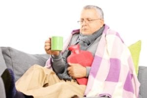 polmonite negli anziani: anziano affetto da infiammazione ai polmoni